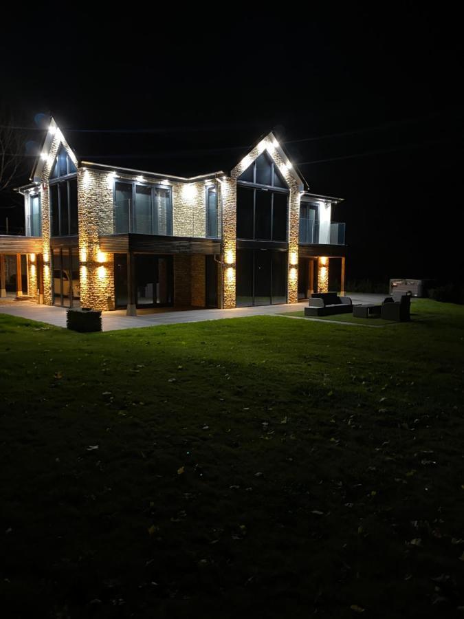 Stunning Modern Home Set In Beautiful Grounds. Bath Exterior photo